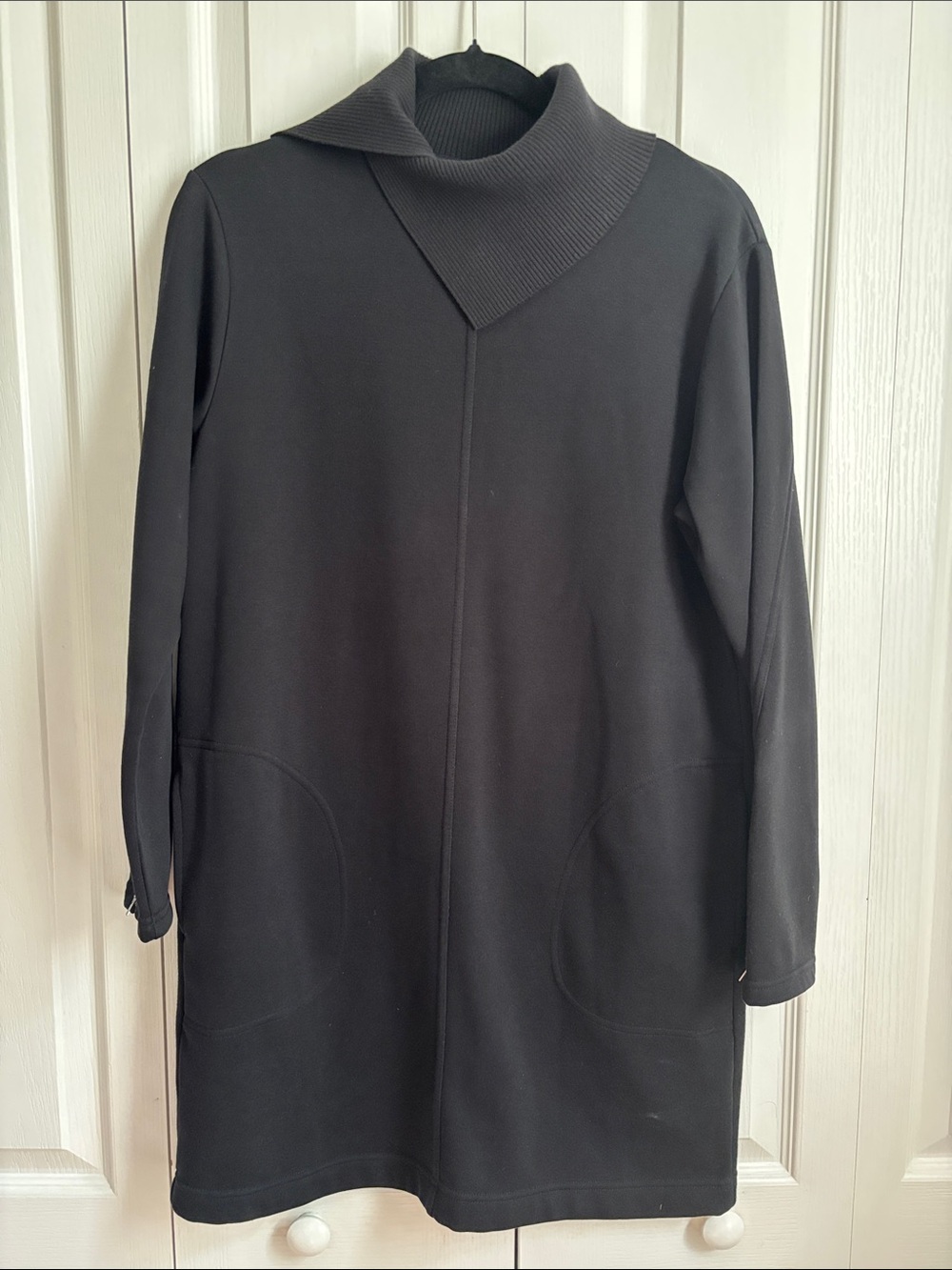 Athleta Cozy Karma Vela Dress. Size Small. Black.